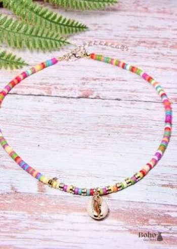 Collar bohemio de cauri de concha natural con colgante en blanco