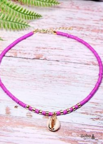 Collar bohemio de cauri de concha natural con colgante en blanco