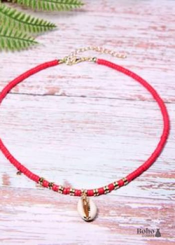 Collar bohemio de cauri de concha natural con colgante en blanco