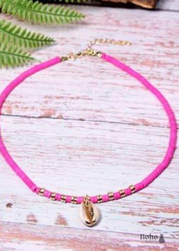 Collar bohemio de cauri de concha natural con colgante en blanco