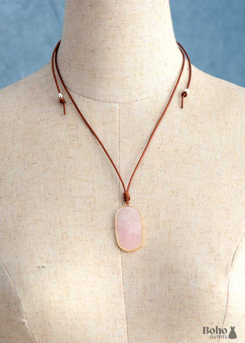 Collar bohemio con colgante de piedra natural y cuarzo rosa.