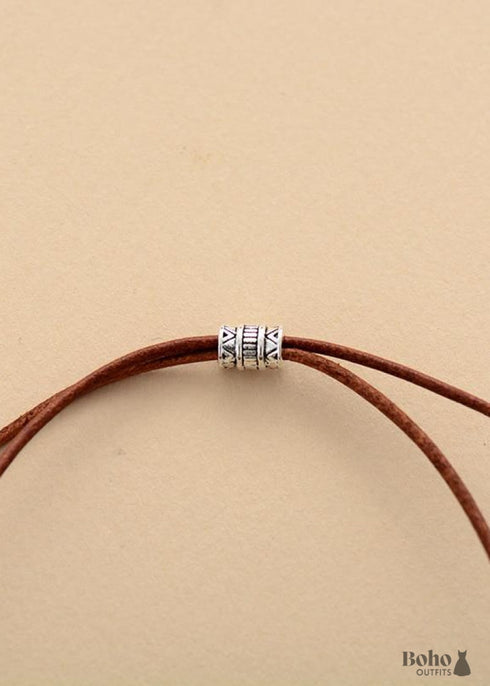 Collar bohemio con colgante de piedra natural y cuarzo rosa.