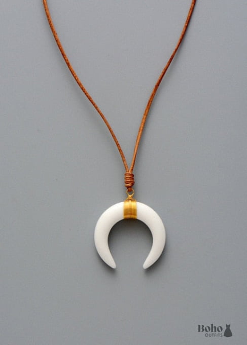 Collar bohemio de cuerno de buey, concha blanca y media luna de ónix negro