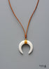 Collar bohemio de cuerno de buey, concha blanca y media luna de ónix negro