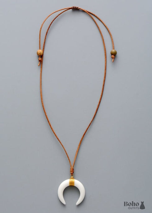 Collar bohemio de cuerno de buey, concha blanca y media luna de ónix negro