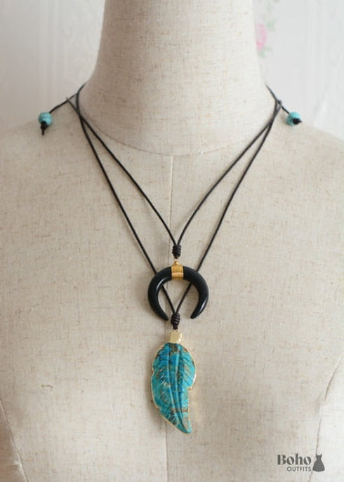 Collar bohemio de cuerno de buey, concha blanca y media luna de ónix negro