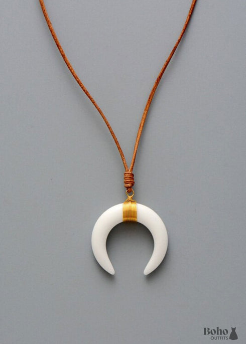 Collar bohemio de cuerno de buey, concha blanca y media luna de ónix negro
