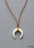 Collar bohemio de cuerno de buey, concha blanca y media luna de ónix negro