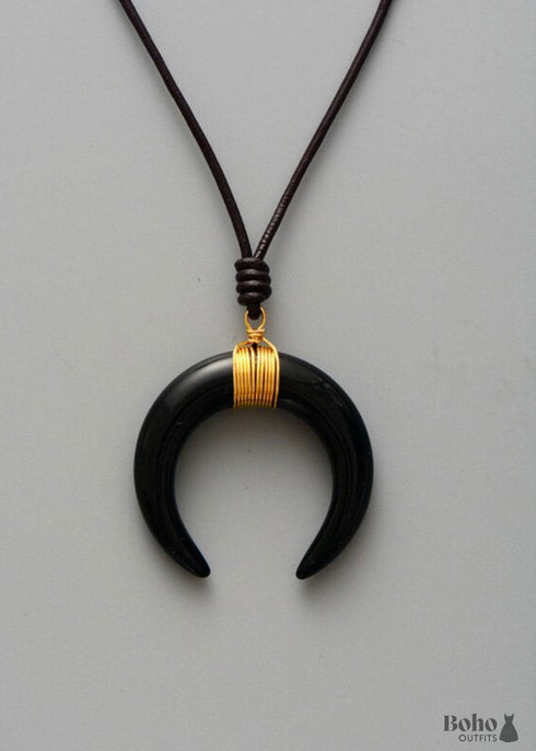Collar bohemio de cuerno de buey, concha blanca y media luna de ónix negro