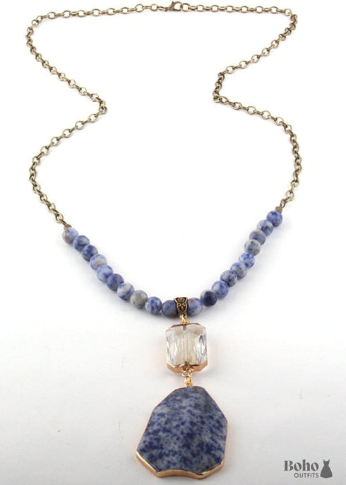 Collar bohemio de latón antiguo con piedra de amazonita verde y vidrio.