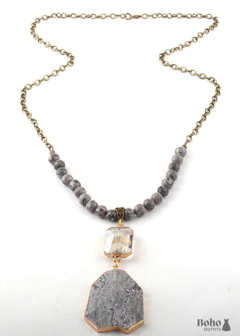 Collar bohemio de latón antiguo con piedra de amazonita verde y vidrio.