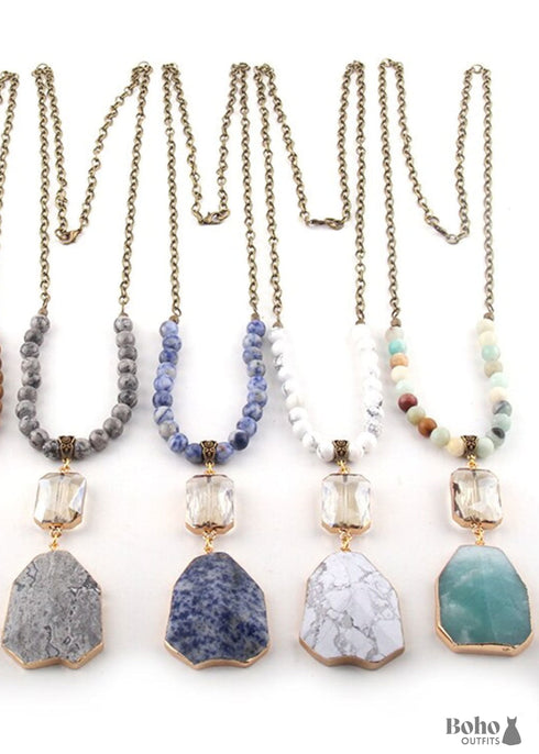 Collar bohemio de latón antiguo con piedra de amazonita verde y vidrio.