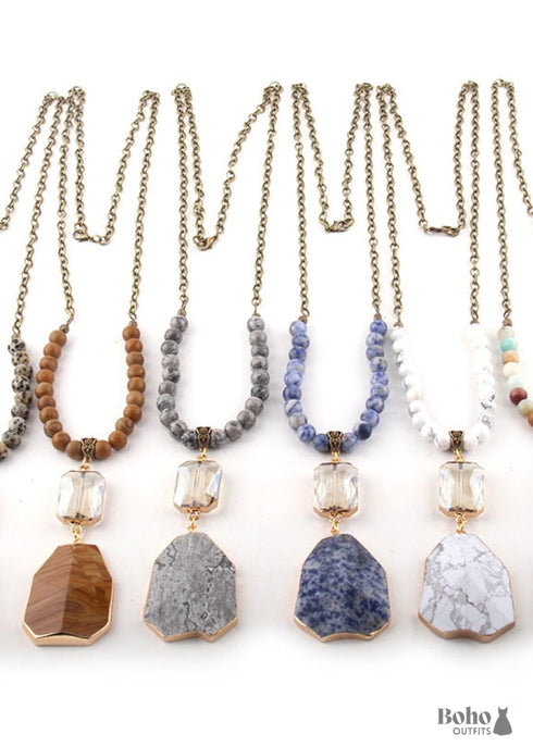 Collar bohemio de latón antiguo con piedra de amazonita verde y vidrio.