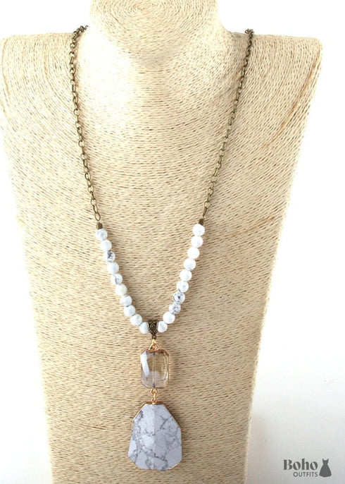 Collar bohemio de latón antiguo con piedra de amazonita verde y vidrio.