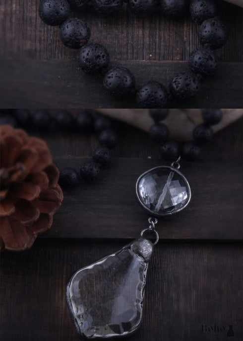 Collar bohemio de latón antiguo con piedra de lava y cristal.