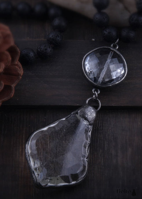 Collar bohemio de latón antiguo con piedra de lava y cristal.