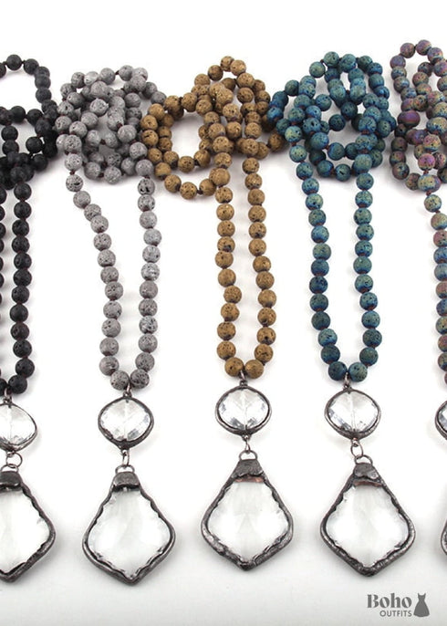 Collar bohemio de latón antiguo con piedra de lava y cristal.