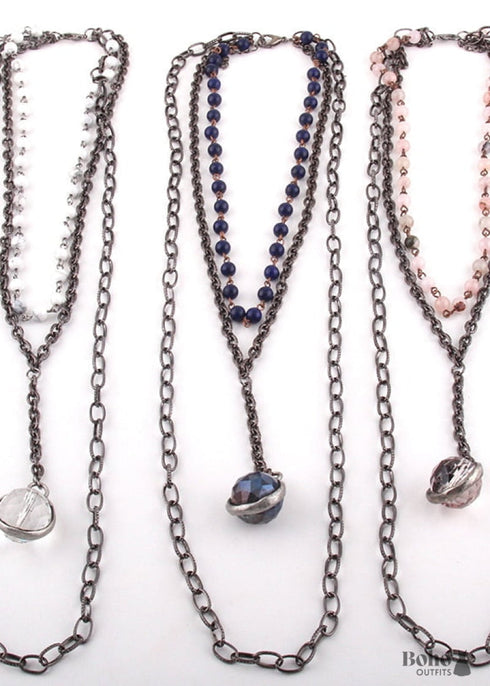 Collar bohemio, latón antiguo, piedra blanca y cristal.