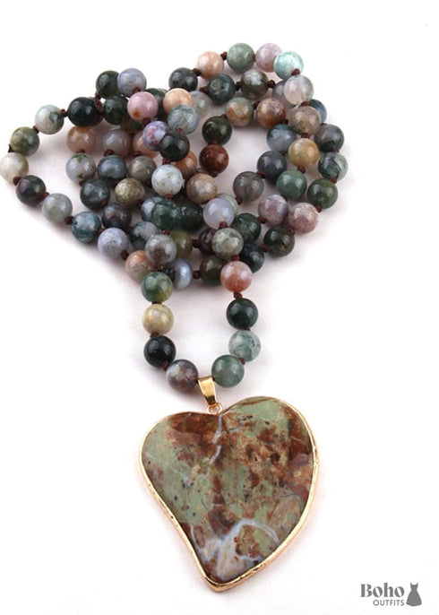 Collar bohemio de piedra natural con corazón verde ágata de RH India