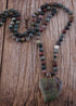 Collar bohemio de piedra natural con corazón verde ágata de RH India