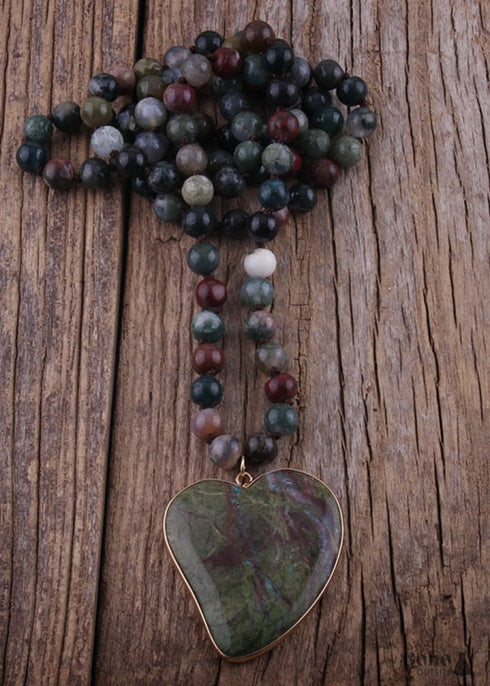 Collar bohemio de piedra natural con corazón verde ágata de RH India