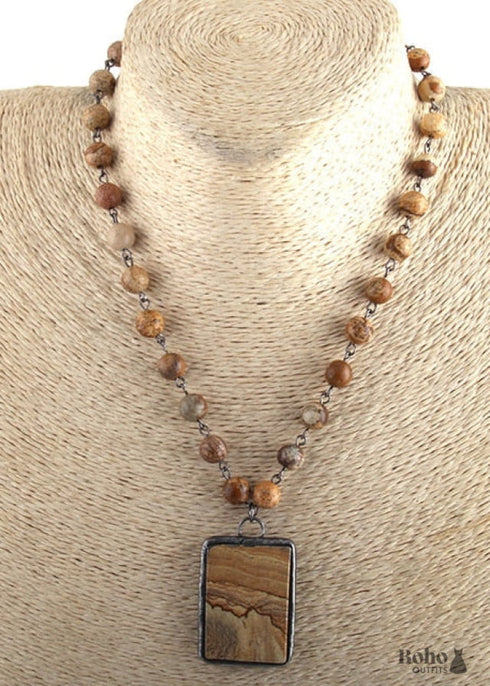 Collar bohemio de jade y amazonita RH con piedra natural verde cuadrada.