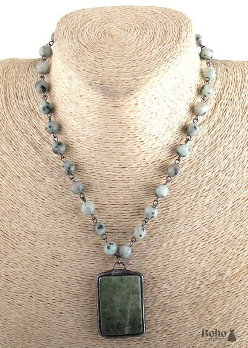 Collar bohemio de jade y amazonita RH con piedra natural verde cuadrada.