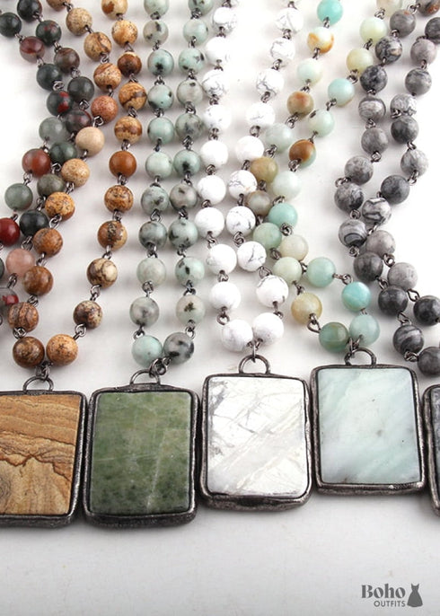 Collar bohemio de jade y amazonita RH con piedra natural verde cuadrada.