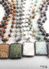 Collar bohemio de jade y amazonita RH con piedra natural verde cuadrada.