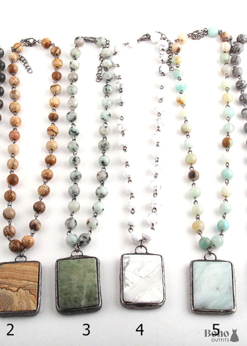 Collar bohemio de jade y amazonita RH con piedra natural verde cuadrada.