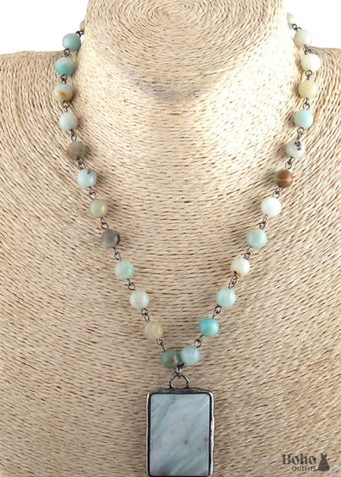 Collar bohemio de jade y amazonita RH con piedra natural verde cuadrada.