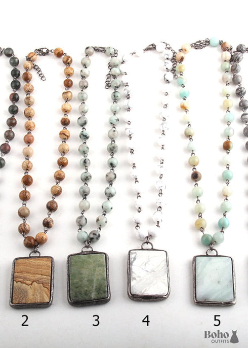 Collar bohemio de jade y amazonita RH con piedra natural verde cuadrada.