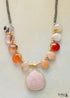 Collar bohemio con colgante de cuarzo rosa