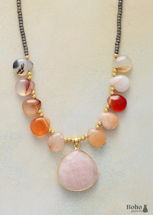 Collar bohemio con colgante de cuarzo rosa