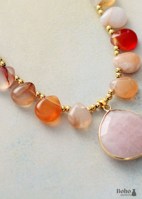 Collar bohemio con colgante de cuarzo rosa