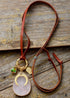 Collar bohemio con colgante de cuero de cuarzo rosa, herradura de ópalo y ojo malvado.