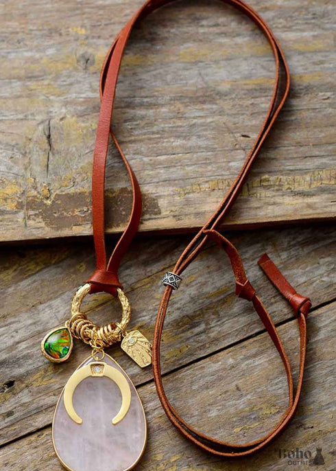 Collar bohemio con colgante de cuero de cuarzo rosa, herradura de ópalo y ojo malvado.