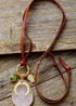Collar bohemio con colgante de cuero de cuarzo rosa, herradura de ópalo y ojo malvado.