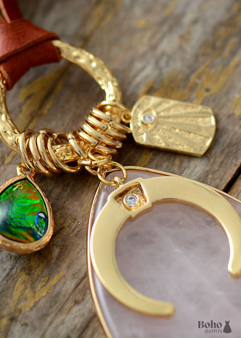 Collar bohemio con colgante de cuero de cuarzo rosa, herradura de ópalo y ojo malvado.