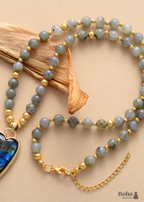 Collar bohemio con colgante de corazón de piedra y gemas de cuentas de semillas