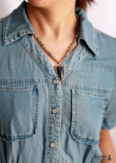 Collar bohemio con colgante de corazón de piedra y gemas de cuentas de semillas