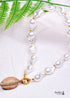 Collar bohemio con concha de mar blanca