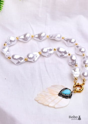 Collar bohemio con concha de mar blanca