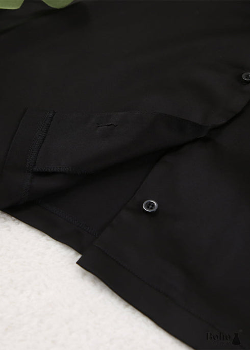 Pijama bohemio Corinne de satén en negro, azul, verde y verde.