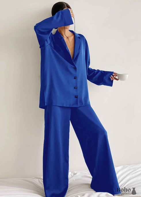 Pijama bohemio Corinne de satén en negro, azul, verde y verde.