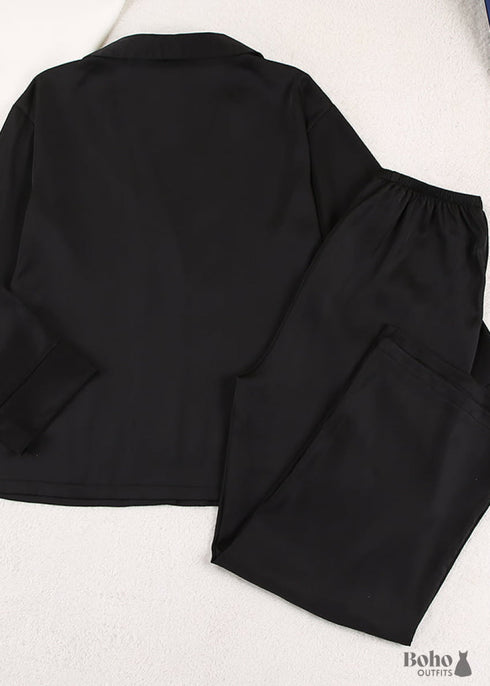 Pijama bohemio Corinne de satén en negro, azul, verde y verde.