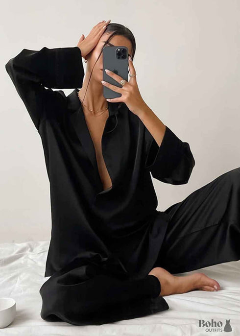 Pijama bohemio Corinne de satén en negro, azul, verde y verde.