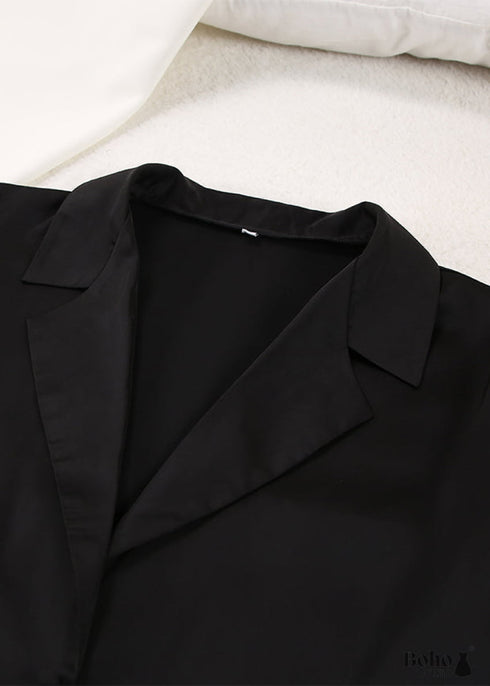 Pijama bohemio Corinne de satén en negro, azul, verde y verde.