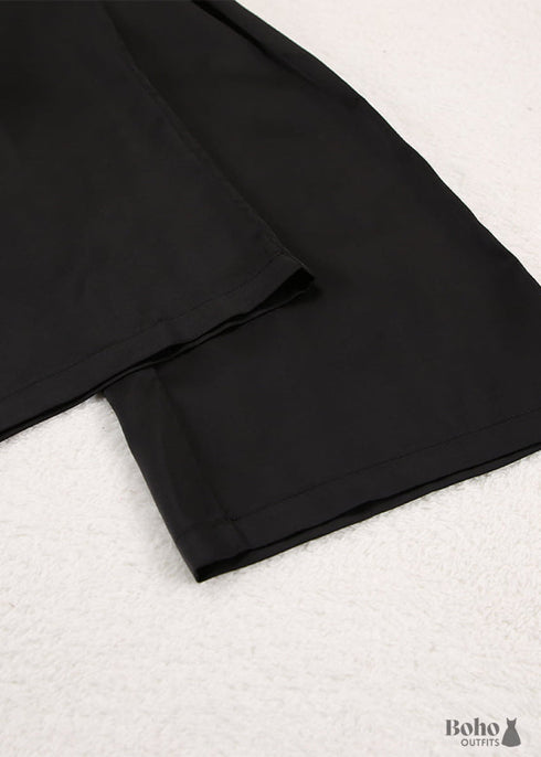 Pijama bohemio Corinne de satén en negro, azul, verde y verde.