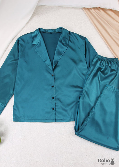 Pijama bohemio Corinne de satén en negro, azul, verde y verde.